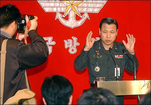 2002년 10월 29일 오전 국방부 브리핑룸에서 정수성 허원근일병사건특별수사단장이 군수사 중간결과를 발표하고 있다.